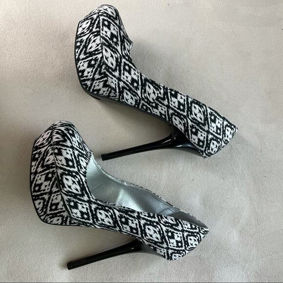 Qupid NWOB Ikat Print Black White Stiletto Platform Heels Size 7 Closed Toe - Picture 3 of 7